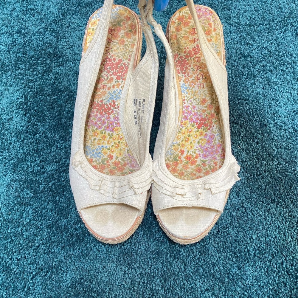 Rampage Cream Wedges ✨